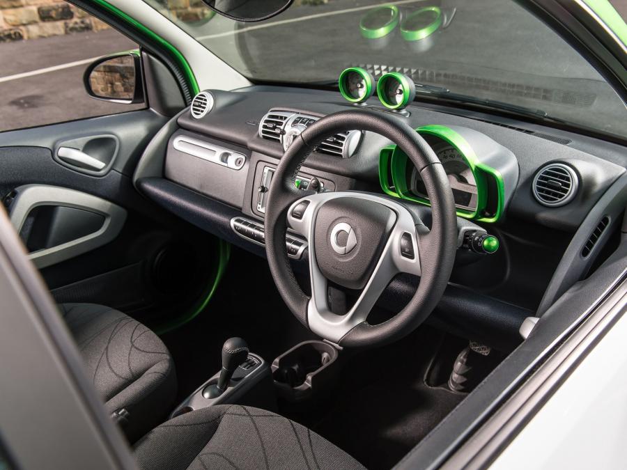 Интерьер Smart ForTwo Electric Drive 2012 года  (UK) (фото 5 из 7)